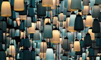 Oświetlenie w Domu: Jak Wybrać Idealne Lampy do Każdego Pomieszczenia